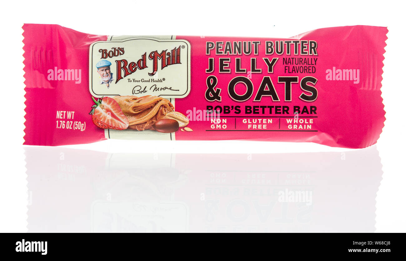 Winneconne, WI - 1 Luglio 2019 : un pacchetto di Bobs mulino rosso burro di arachidi jelly e avena bobs meglio bar isolato su un background Foto Stock