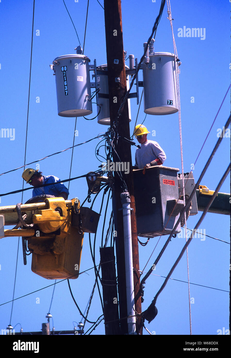 Lavoratori elettrici sul posto di lavoro a seguito di una tempesta. Foto Stock