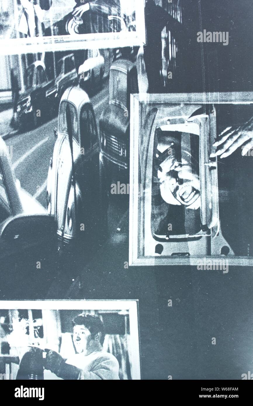 Bene in bianco e nero fotografia d'arte dagli anni settanta di una vetrina con finestra incorniciata alambicchi di film dal carattere film Herbie 53. Foto Stock
