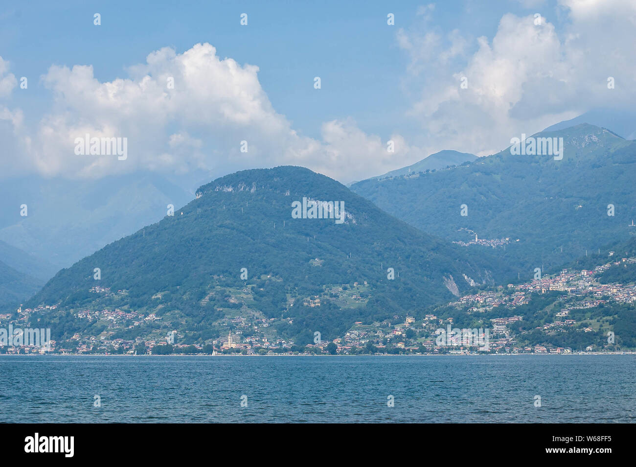 Vista del lago di montagna su una soleggiata giornata estiva. Distretto del Lago di Como, Colico, Italia, Europa. Foto Stock