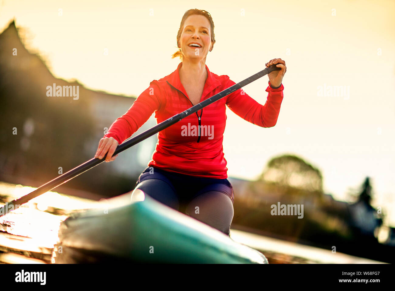 Metà donna adulta paddleboarding. Foto Stock