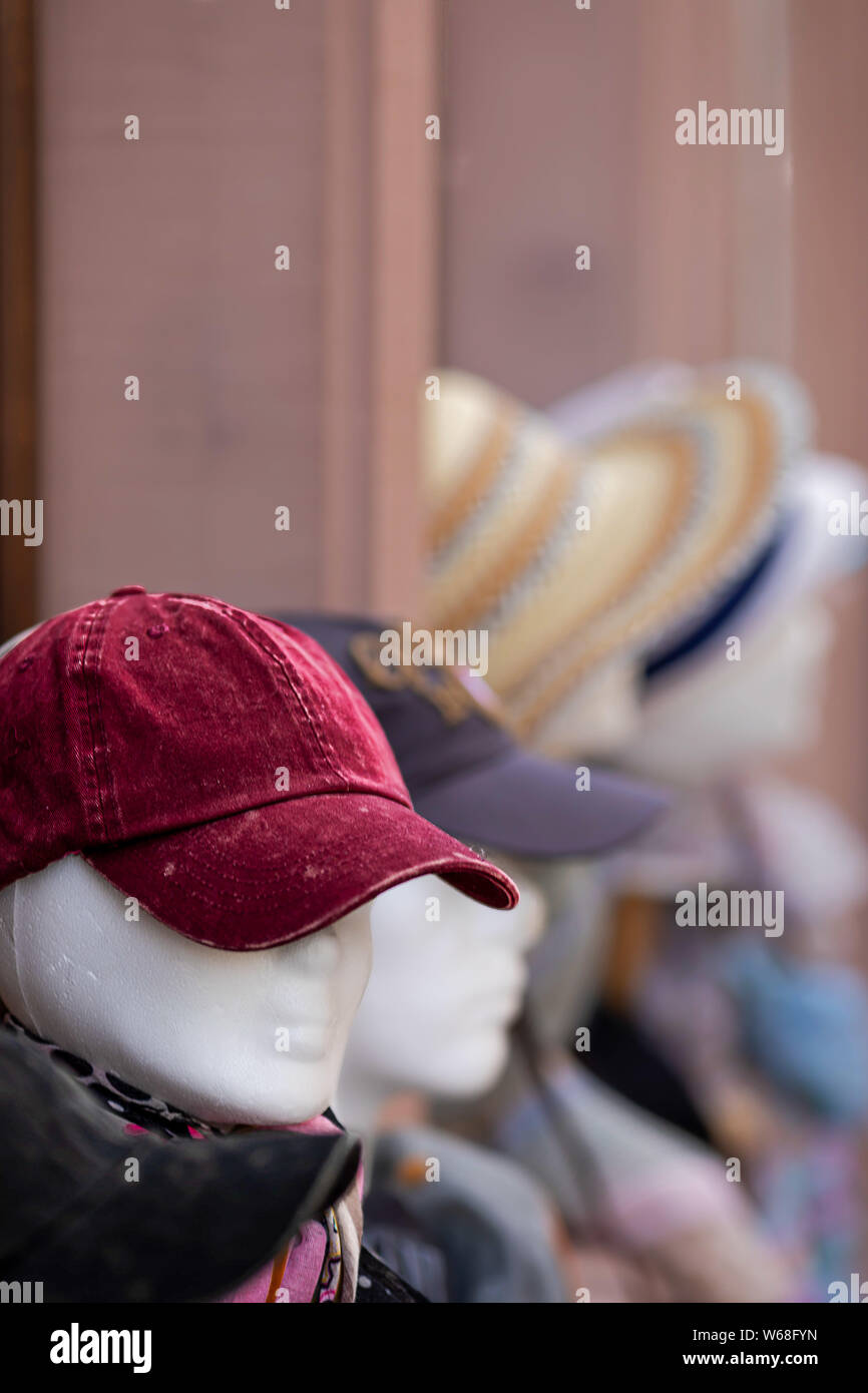Styrofoam manichini con i cappelli da baseball Foto Stock