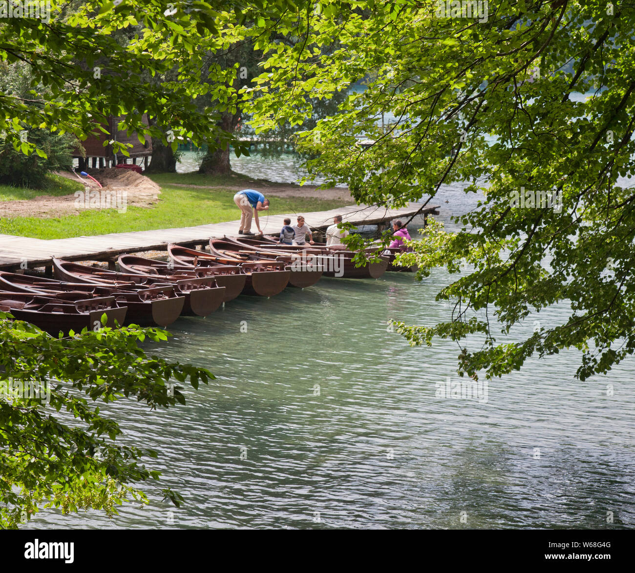 Le persone che si godono il Parco Nazionale dei Laghi di Plitvice, Croazia. Un sito Patrimonio Mondiale dell'UNESCO, questa meraviglia naturale contiene sedici laghi collegati tra loro da fiumi. Foto Stock