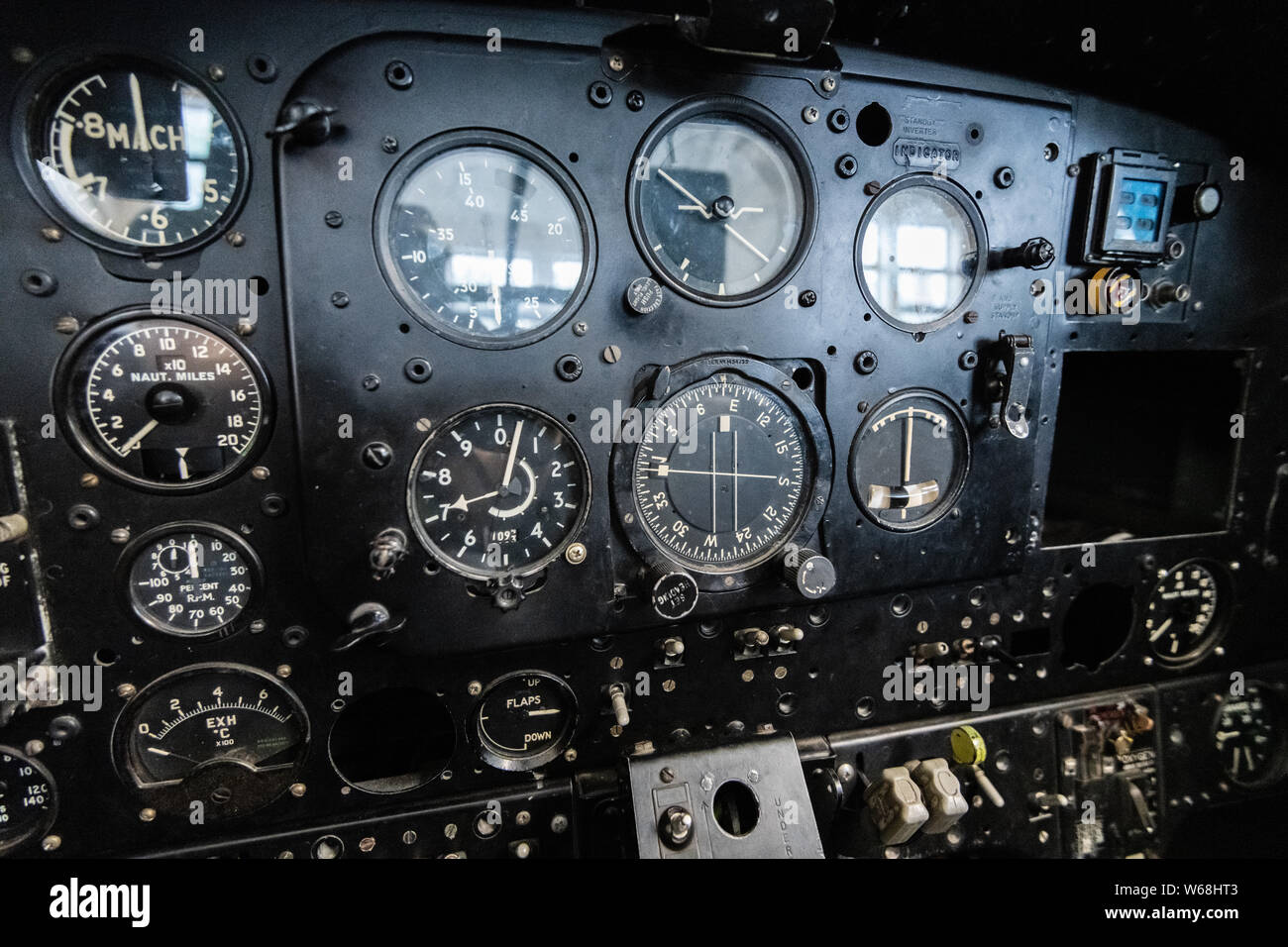 DONCASTER, Regno Unito - 28 luglio 2019: Close up di un cockpit piani mostra strumenti e pannelli da due posti in aereo Foto Stock