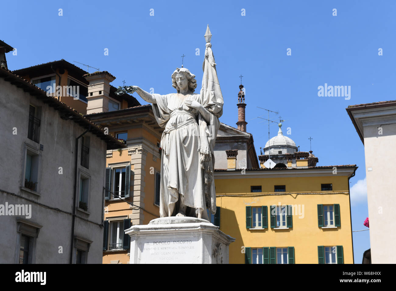 Statua della vittoria italiana memoriale di guerra sulla Piazza della Loggia square a Brescia, Italia Foto Stock