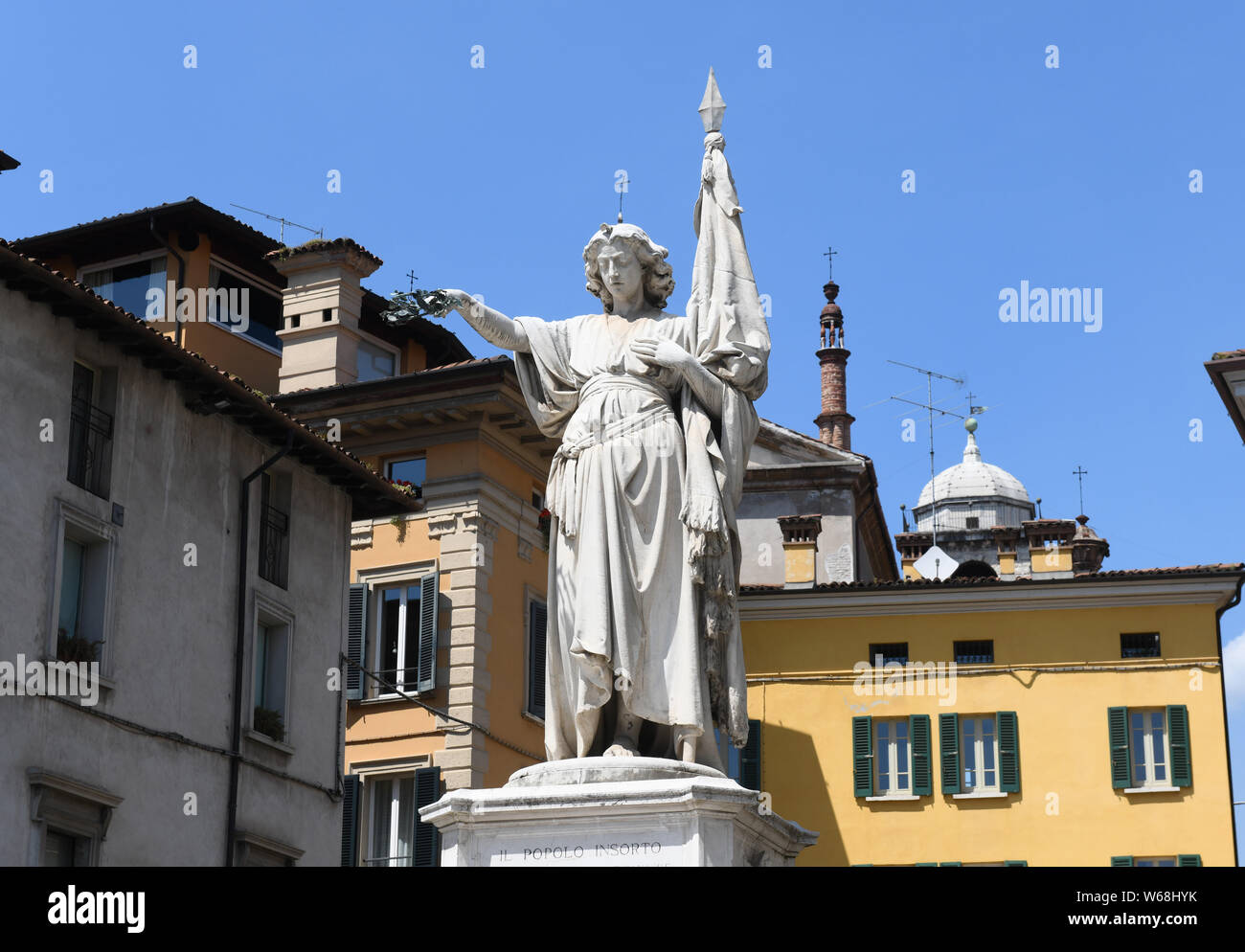 Statua della vittoria italiana memoriale di guerra sulla Piazza della Loggia square a Brescia, Italia Foto Stock