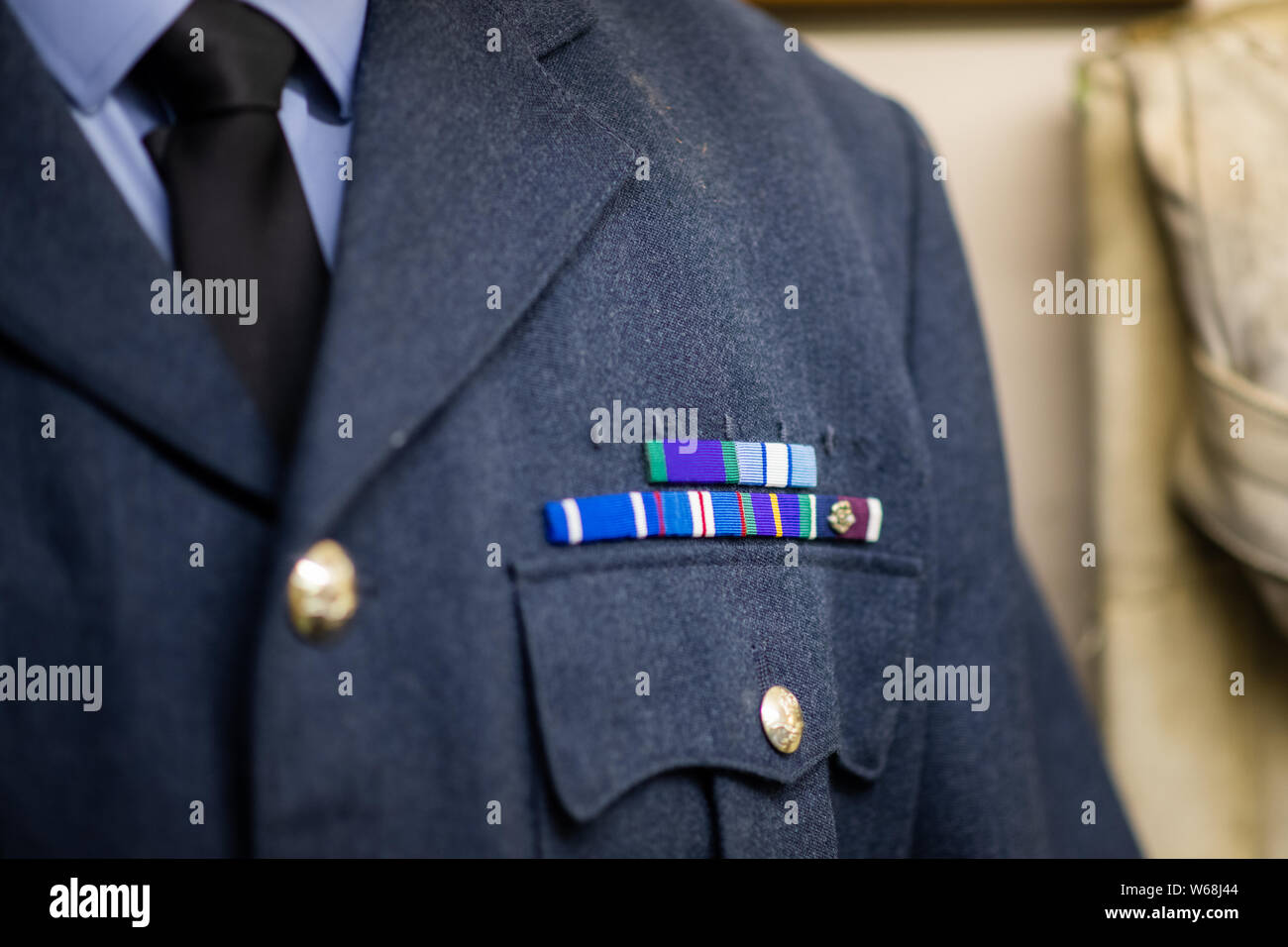 DONCASTER, Regno Unito - 28 luglio 2019: UN RAF uniforme da Guerra Mondiale 2 sul display a Doncaster Aviation Museum con nastri e medaglie Foto Stock