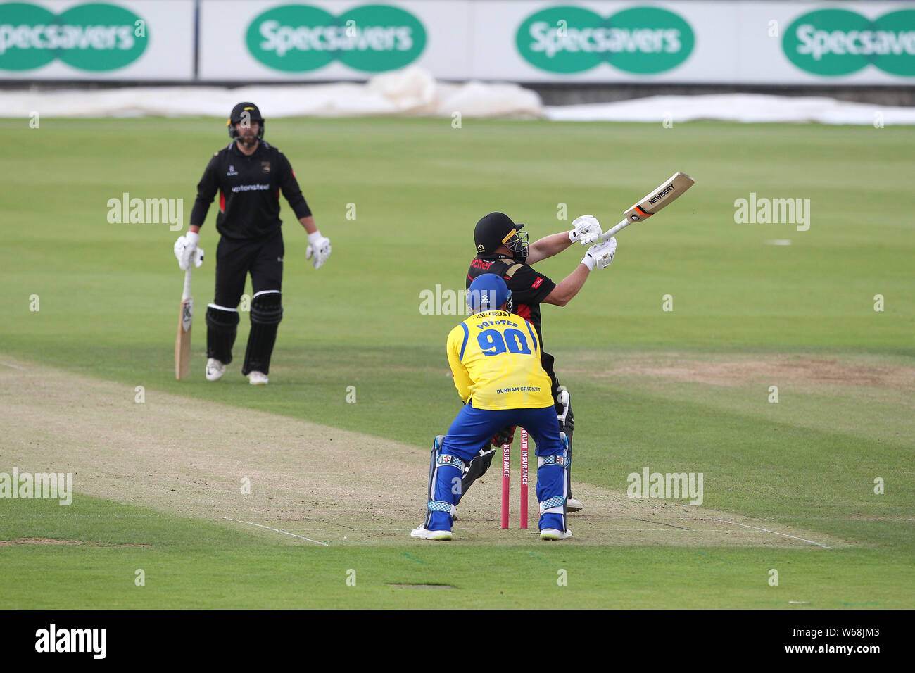 CHESTER LE STREET, Regno Unito. 31 Luglio, 2019. Mark Cosgrove di Leicester Volpi letteralmente getta la bat ma è catturato da Durham Pietro Handscomb off il bowling di D'arcy breve durante la vitalità T20 Blast match tra Durham County Cricket Club e Leicester Volpi a Emirates Riverside, Chester le street mercoledì 31 luglio 2019. (Credit: Mark Fletcher | MI News) Credito: MI News & Sport /Alamy Live News Foto Stock