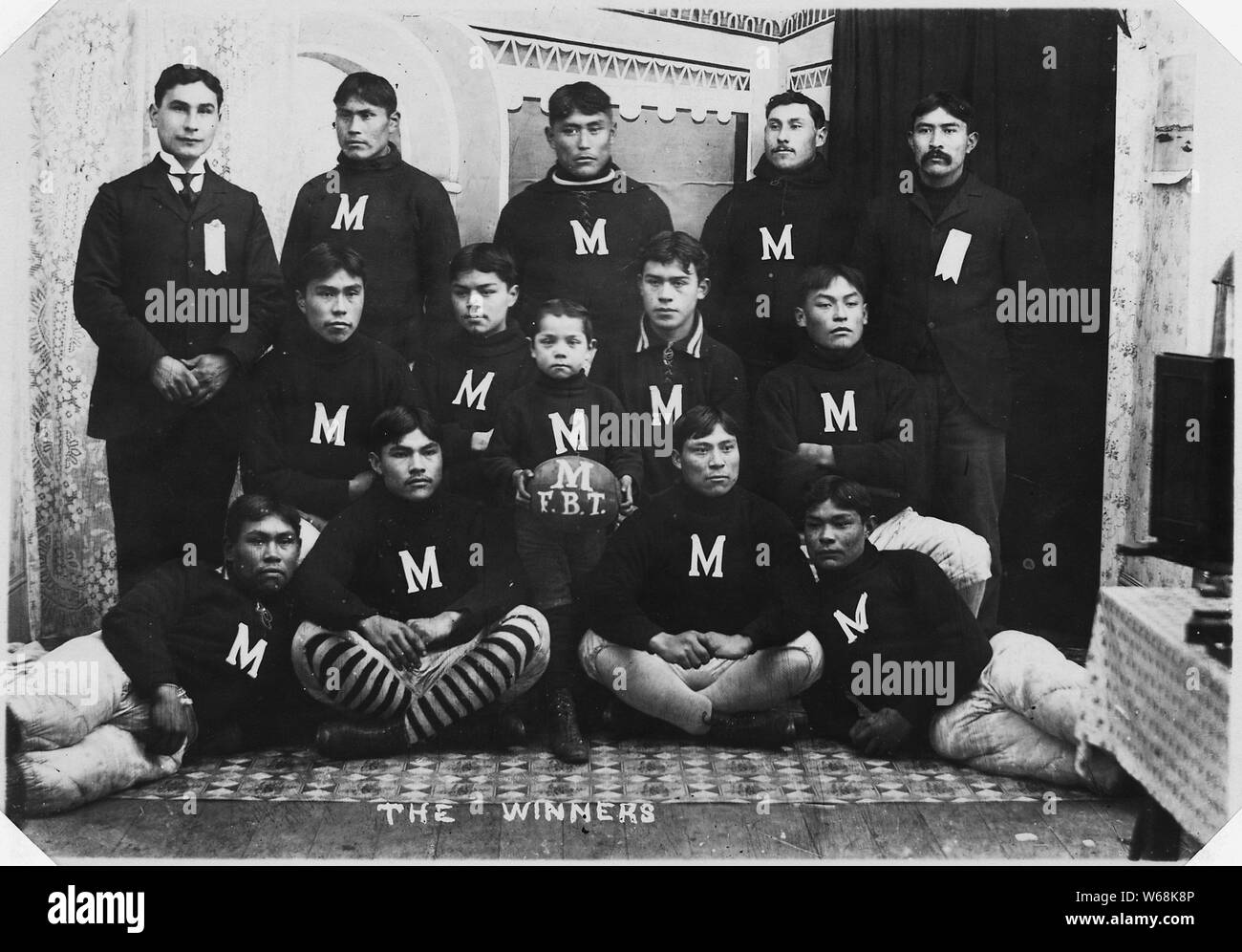 I vincitori, Calcio, Metlakahtla, Alaska.; Portata e contenuto: il primo uomo sulla sinistra (nella muta), bancata posteriore: Thomas Hanbury. Foto Stock