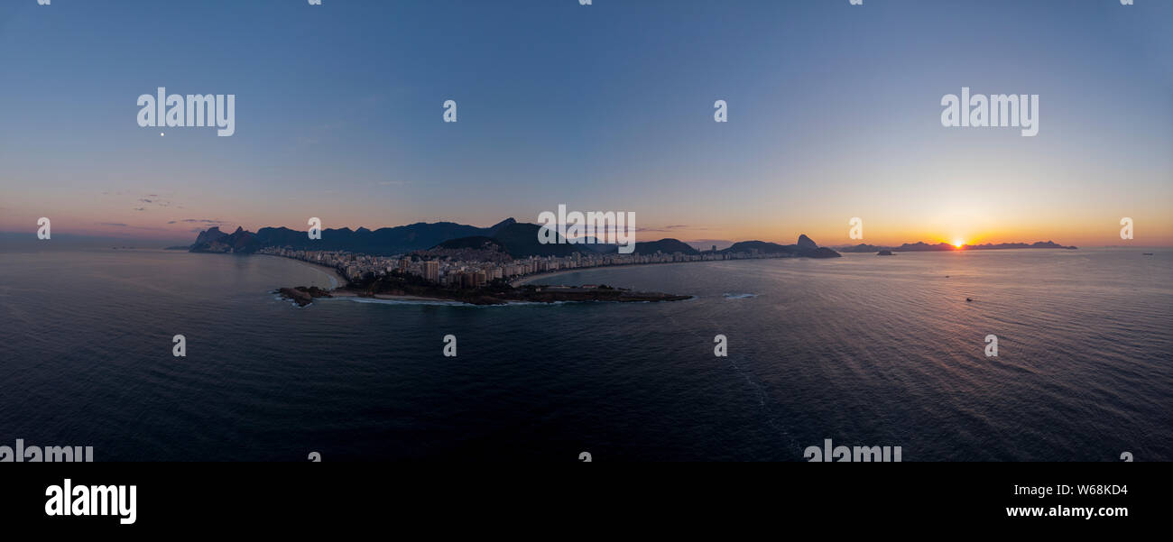 Intensa colorato 360 gradi sunrise antenna panorama di Arpoador cliff e a un più ampio panorama urbano di Rio de Janeiro pronto per l'uso in ambiente 3D mapping Foto Stock