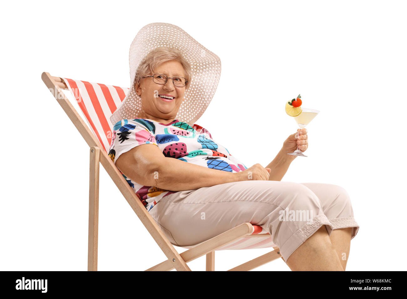 Donna matura con un cocktail seduti su una sedia a sdraio isolati su sfondo bianco Foto Stock