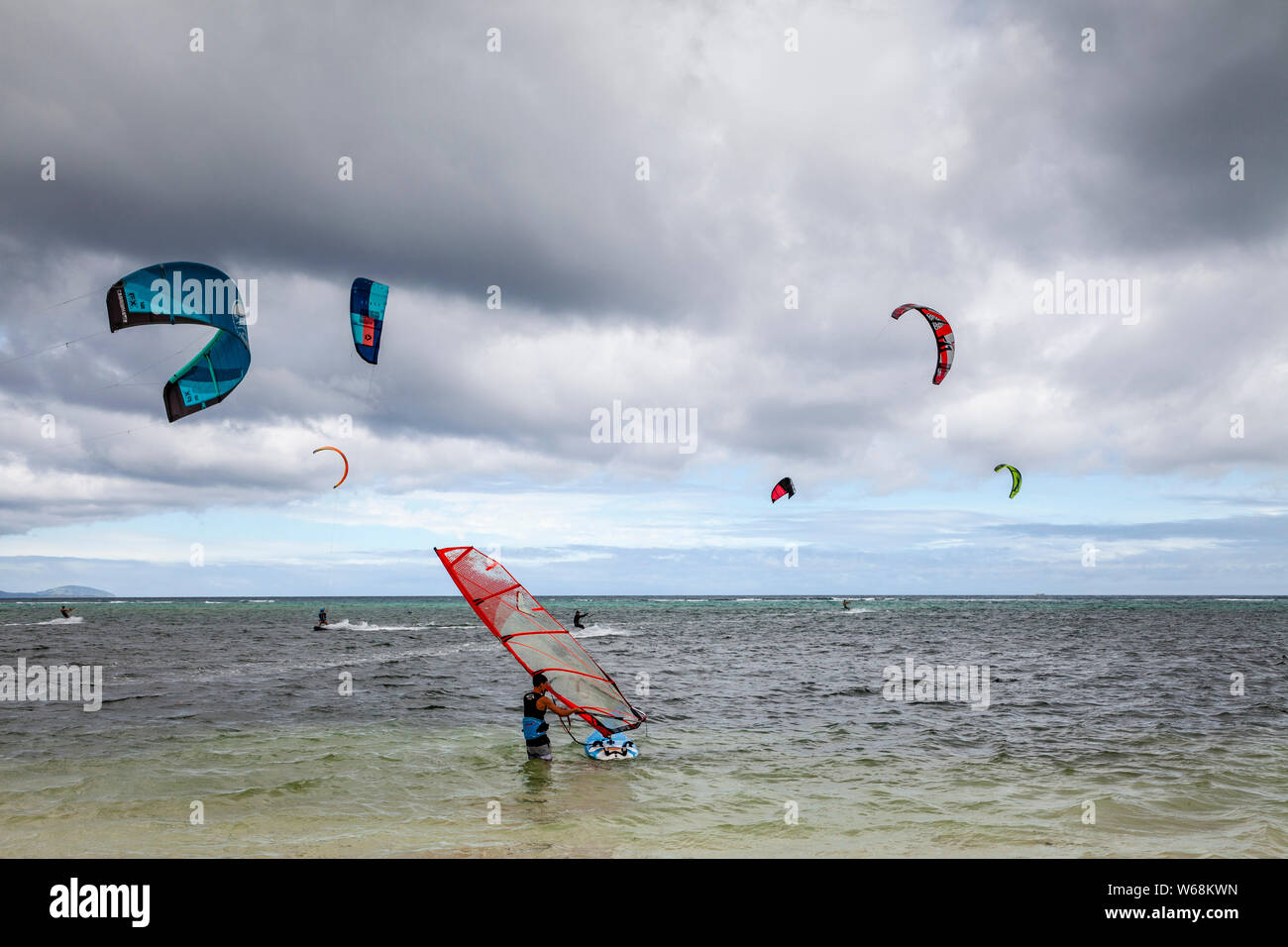 Il kite surf e windsurf, Bulabeg Beach, Boracay, Filippine Foto Stock