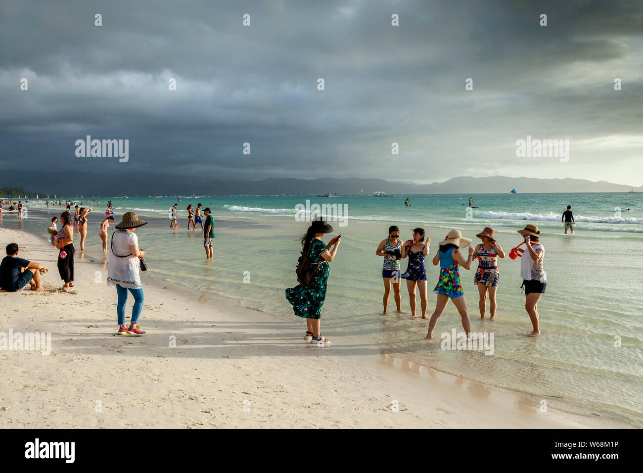 Un gruppo di turisti cinesi in spiaggia bianca, Boracay, Aklan, Filippine Foto Stock