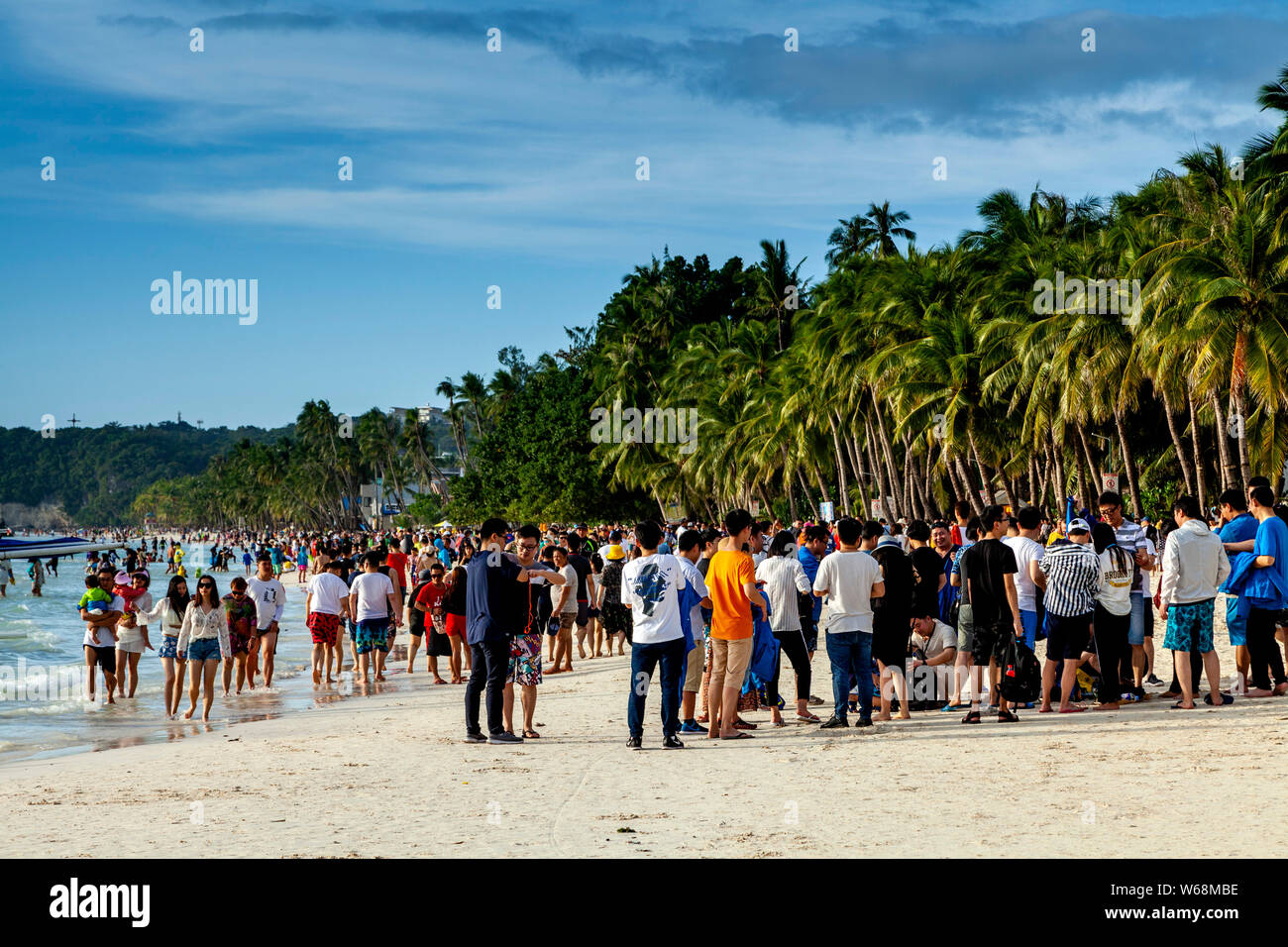 I turisti cinesi sulla spiaggia bianca, Boracay, Aklan, Filippine Foto Stock