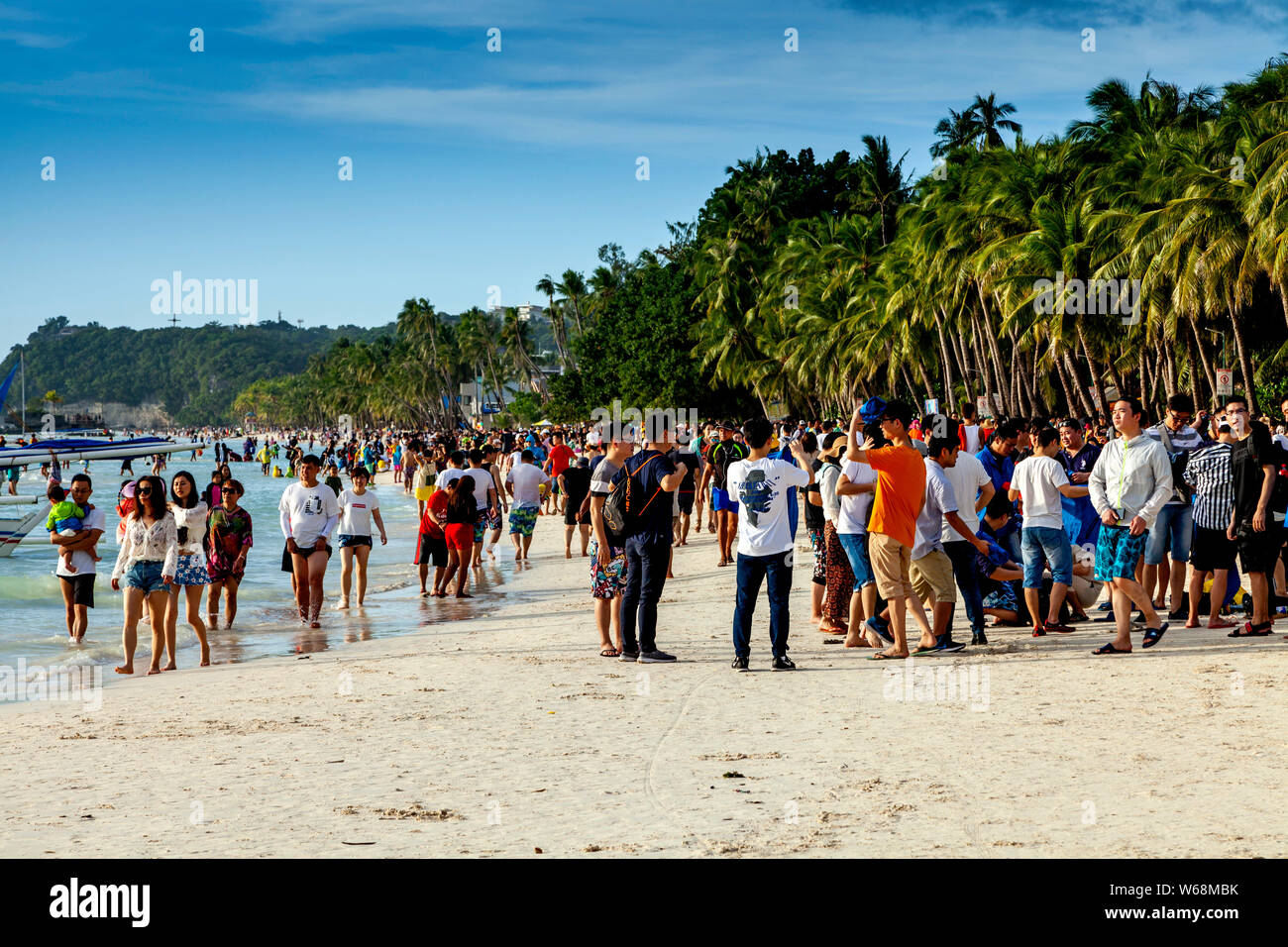 I turisti cinesi sulla spiaggia bianca, Boracay, Aklan, Filippine Foto Stock