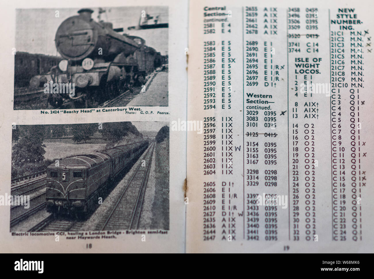 DONCASTER, Regno Unito - 28 luglio 2019: un vecchio treno spotter guida dal 1940s Inghilterra Foto Stock