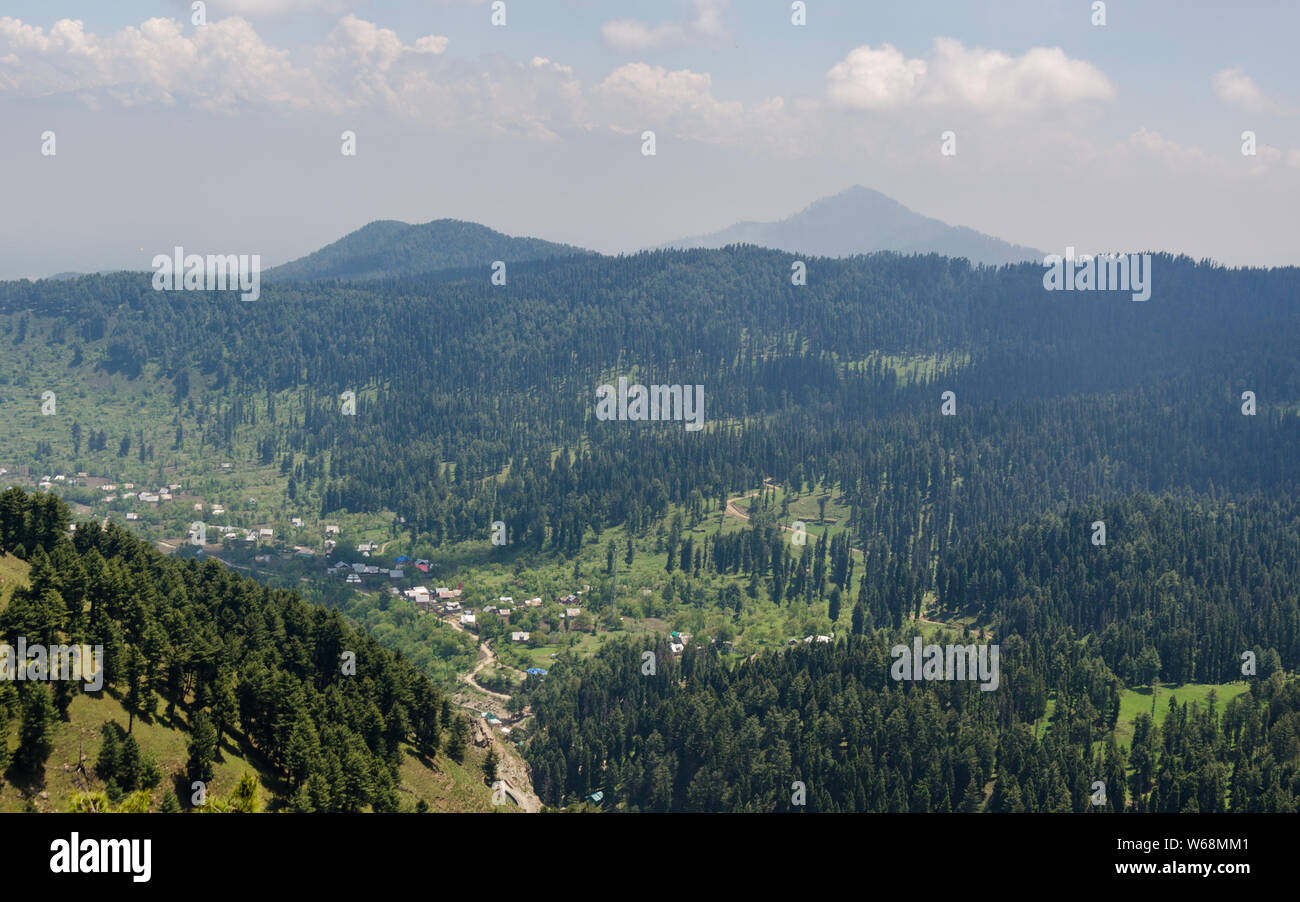 Splendida vista della valle del Kashmir Gulmarg da strada in Gulmarg Wildlife Sanctuary, Jammu e Kashmir India Foto Stock