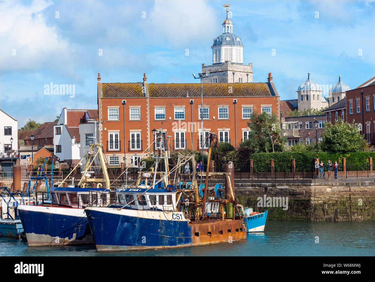 Barche da pesca ormeggiate nei bacini di campanatura con la torre della cattedrale in background a Old Portsmouth, Hampshire, Inghilterra, Regno Unito, UE Foto Stock