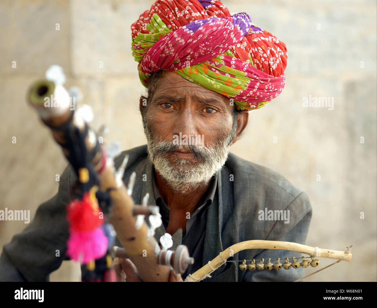 Anziani Rajsthani indiano musicista di strada svolge il suo tradizionale ravanahatha (piegò Indian strumento a corda). Foto Stock
