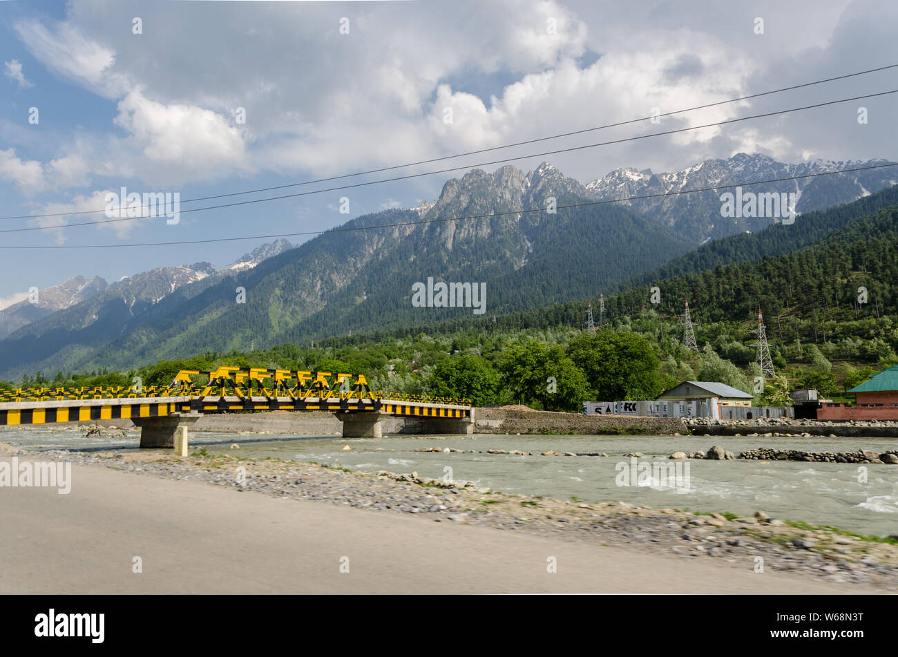 Piccolo ponte sul fiume Sind durante il viaggio da Sonamarg su Srinagar - Leh autostrada, Jammu e Kashmir India Foto Stock