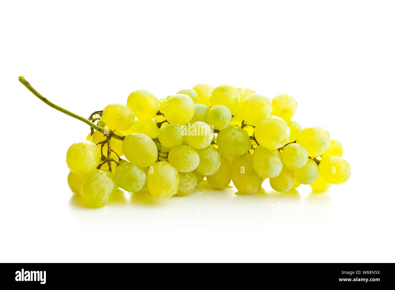 Gustosa uva verde. Uva bianca isolata su sfondo bianco. Foto Stock