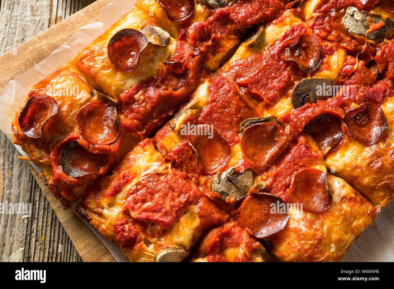 In casa stile di Detroit salsiccia per pizza Pizza con funghi Foto Stock