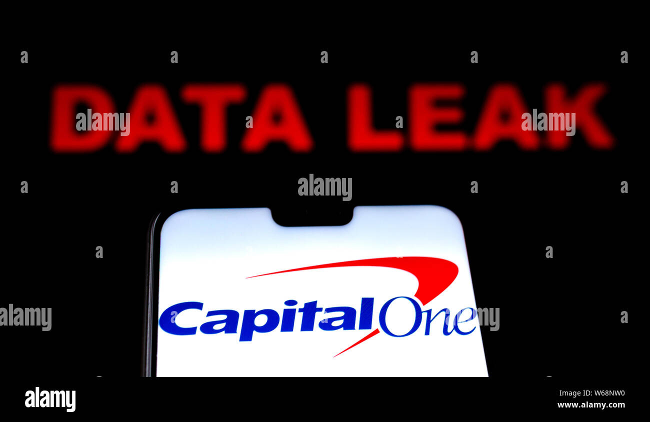 Capital One Bank logo sullo smartphone e rosso parole di avviso di perdita di dati sullo sfondo sfocato. Foto concettuale per violazione dei dati. Foto Stock