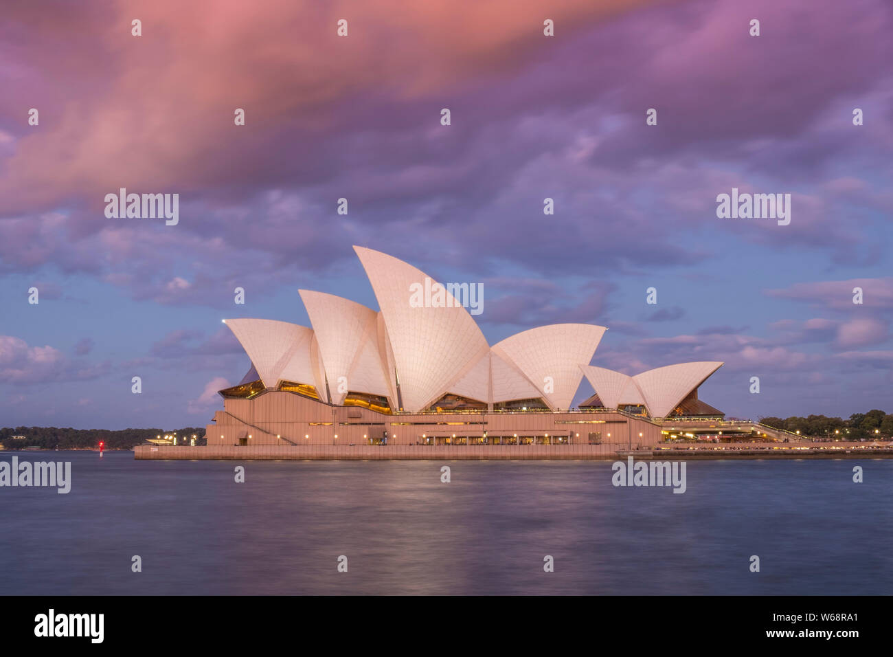 La Sydney Opera House è un multi-sede performing arts center presso il Porto di Sydney a Sydney, Nuovo Galles del Sud, Australia. È uno del XX secolo" Foto Stock