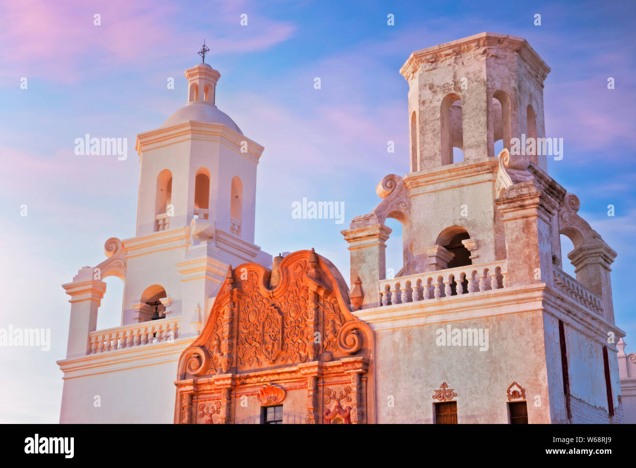 La luminosità del tramonto sulla missione di San Xavier del Bac che risale al 1783 vicino a Tucson, Arizona. Foto Stock