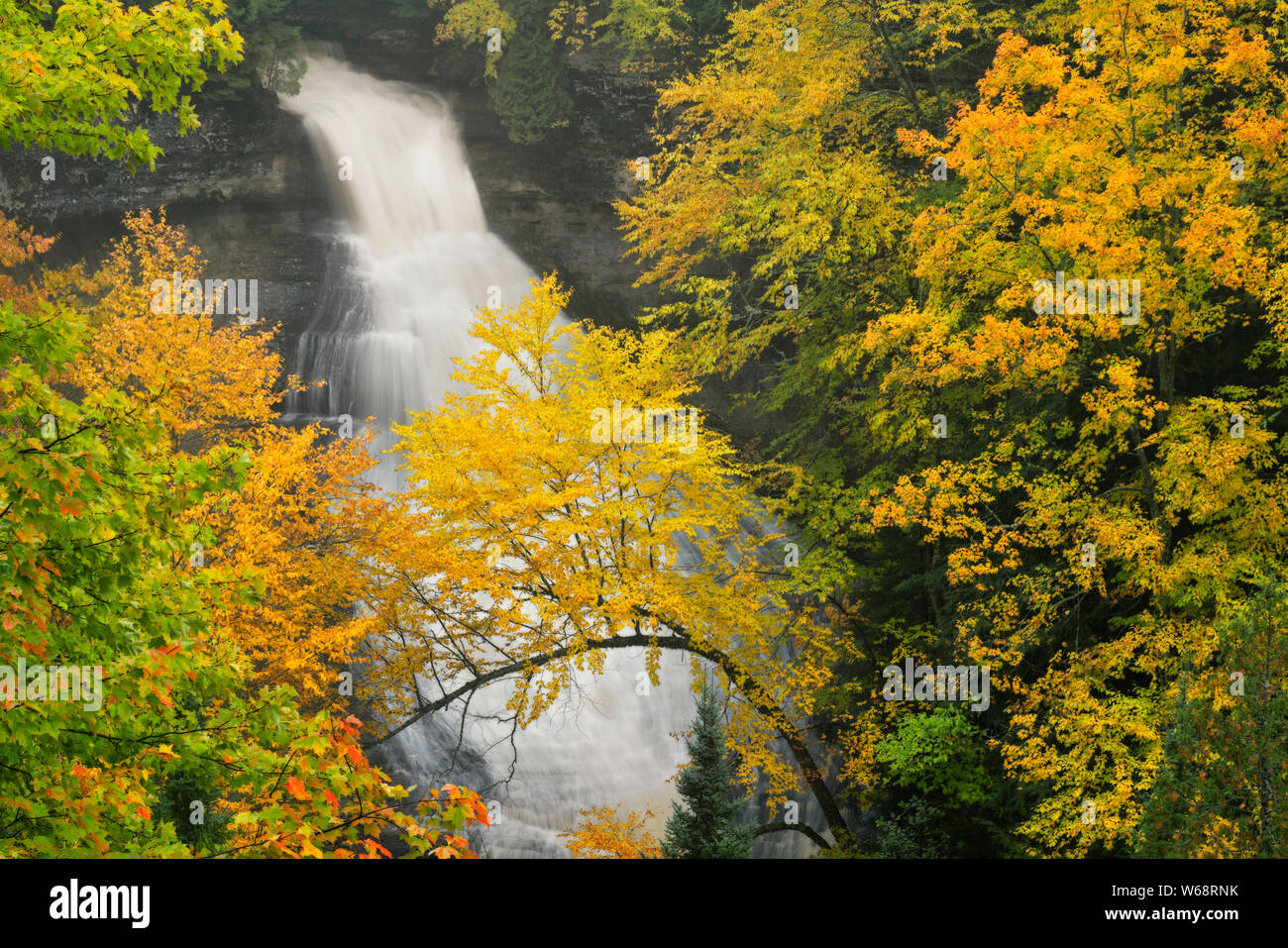 Colore di autunno circonda cappella cade in Pictured Rocks National Lakeshore e Penisola Superiore del Michigan.. Foto Stock