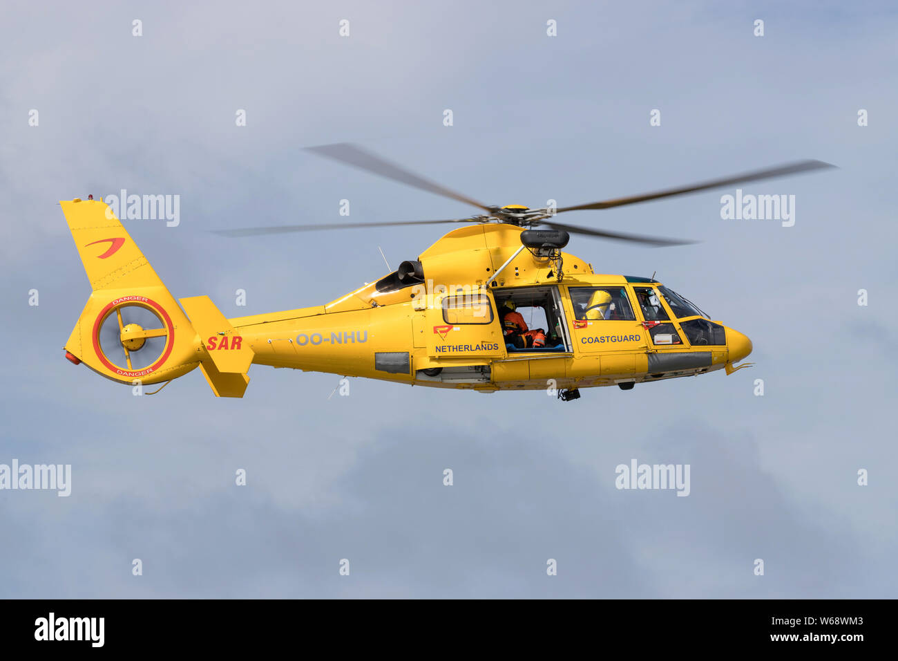 Noordzee Helikopters Vlaanderen (OPN) Eurocopter AS 365N3 Dauphin con registrazione OO-NHU in funzionamento per la Guardia Costiera dei Paesi Bassi Foto Stock