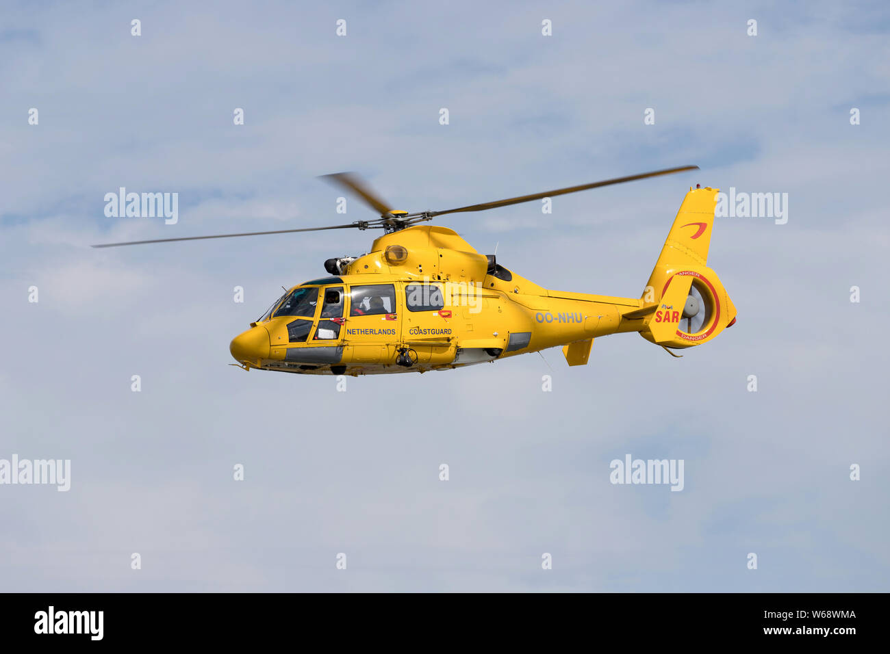 Noordzee Helikopters Vlaanderen (OPN) Eurocopter AS 365N3 Dauphin con registrazione OO-NHU in funzionamento per la Guardia Costiera dei Paesi Bassi Foto Stock