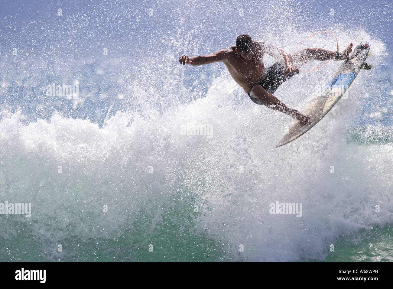 Extreme surf Breakwall ay in Lahaina a Maui. Foto Stock