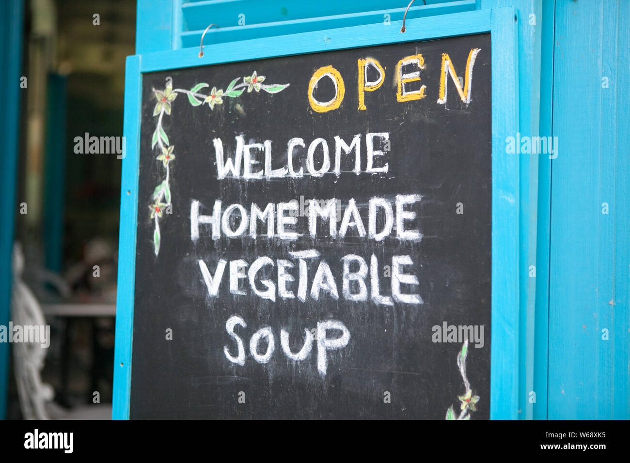 Closeup chalk board con un invito alla zuppa di verdure, il fuoco selettivo Foto Stock