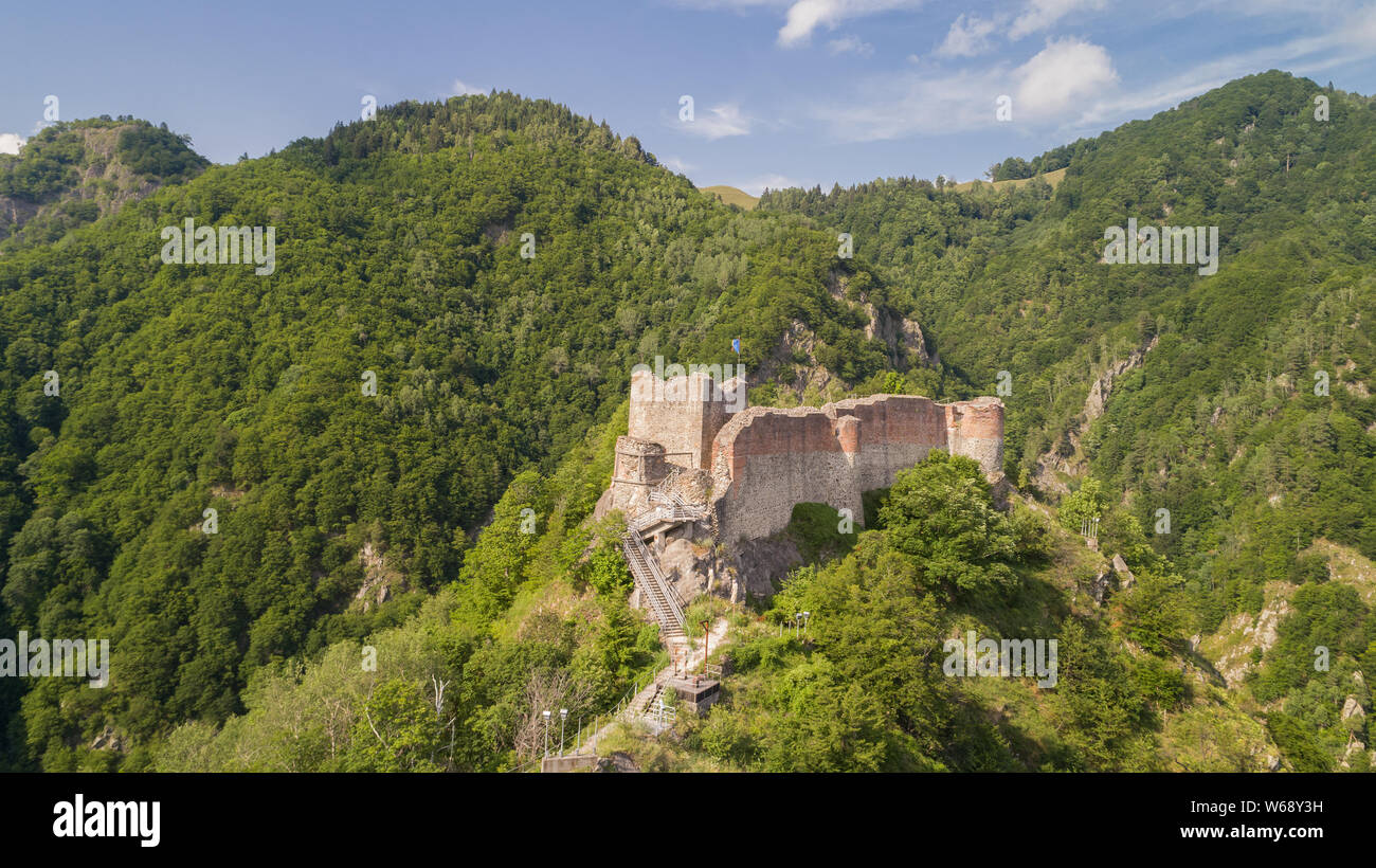 Vista aerea di Poenari rovinato fortezza sul Monte Cetatea in Romania Foto Stock