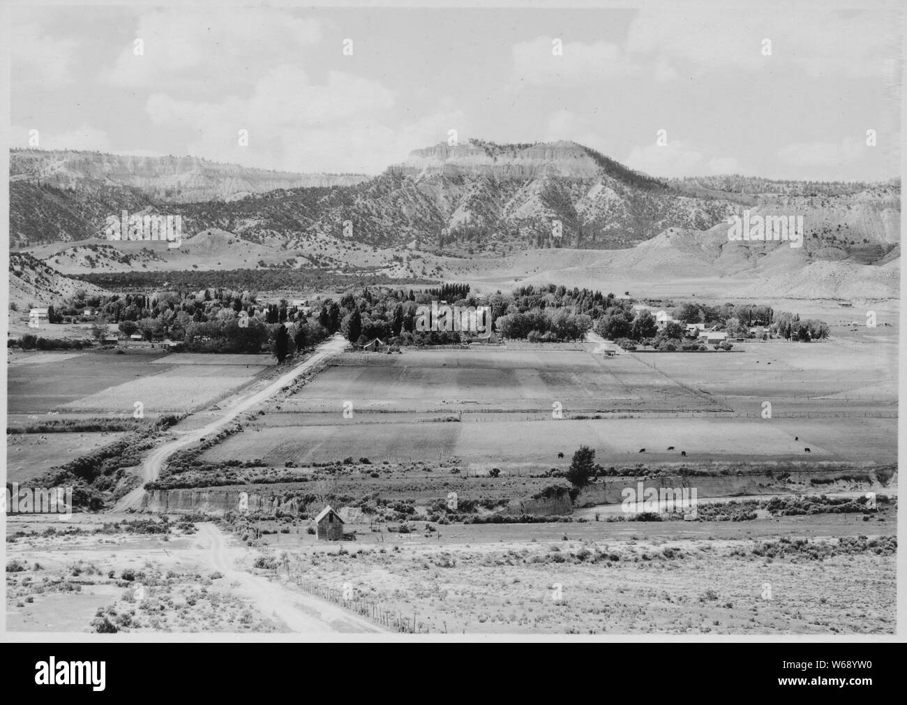 Villaggio di Tropic, Utah. Fronte orientale del plateau Punxagunt. Tropic Mound e Bryce Canyon. Pahreah o paria River in primo piano. Foto Stock