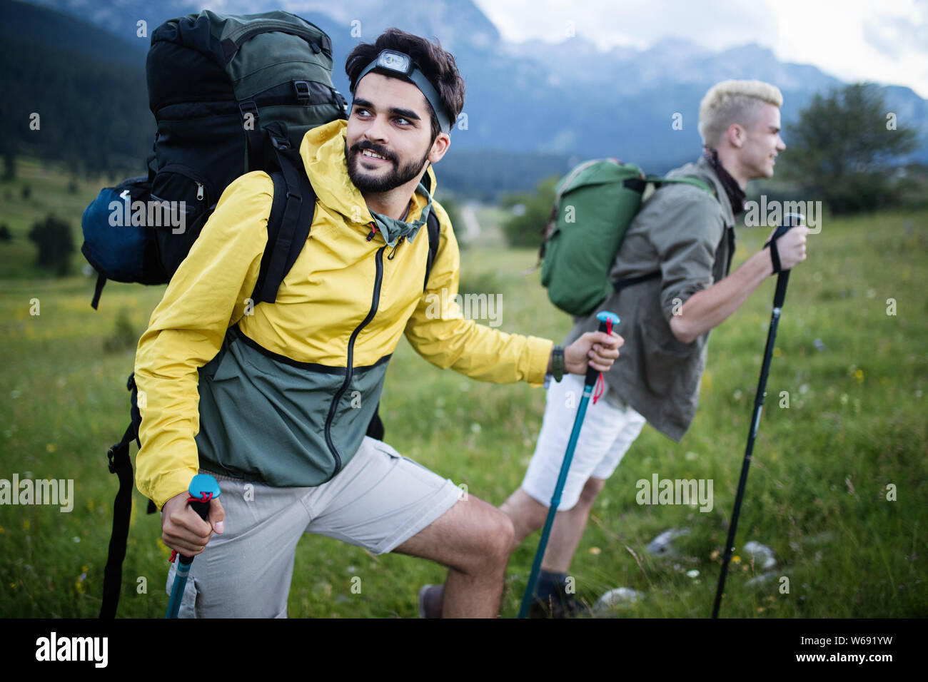 Due escursionisti fuori del trekking in montagna Foto Stock