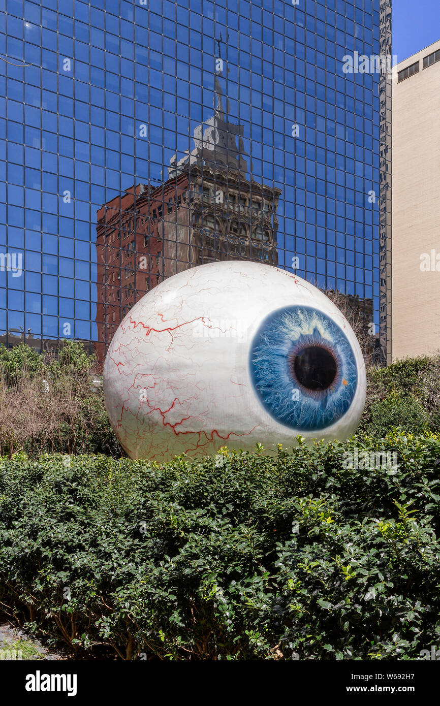 Dallas, Texas - Marzo 16, 2019: Il Gigante bulbo oculare è una scultura nel centro di Dallas, Texas, situato presso l'Hotel Joule cantiere. Foto Stock
