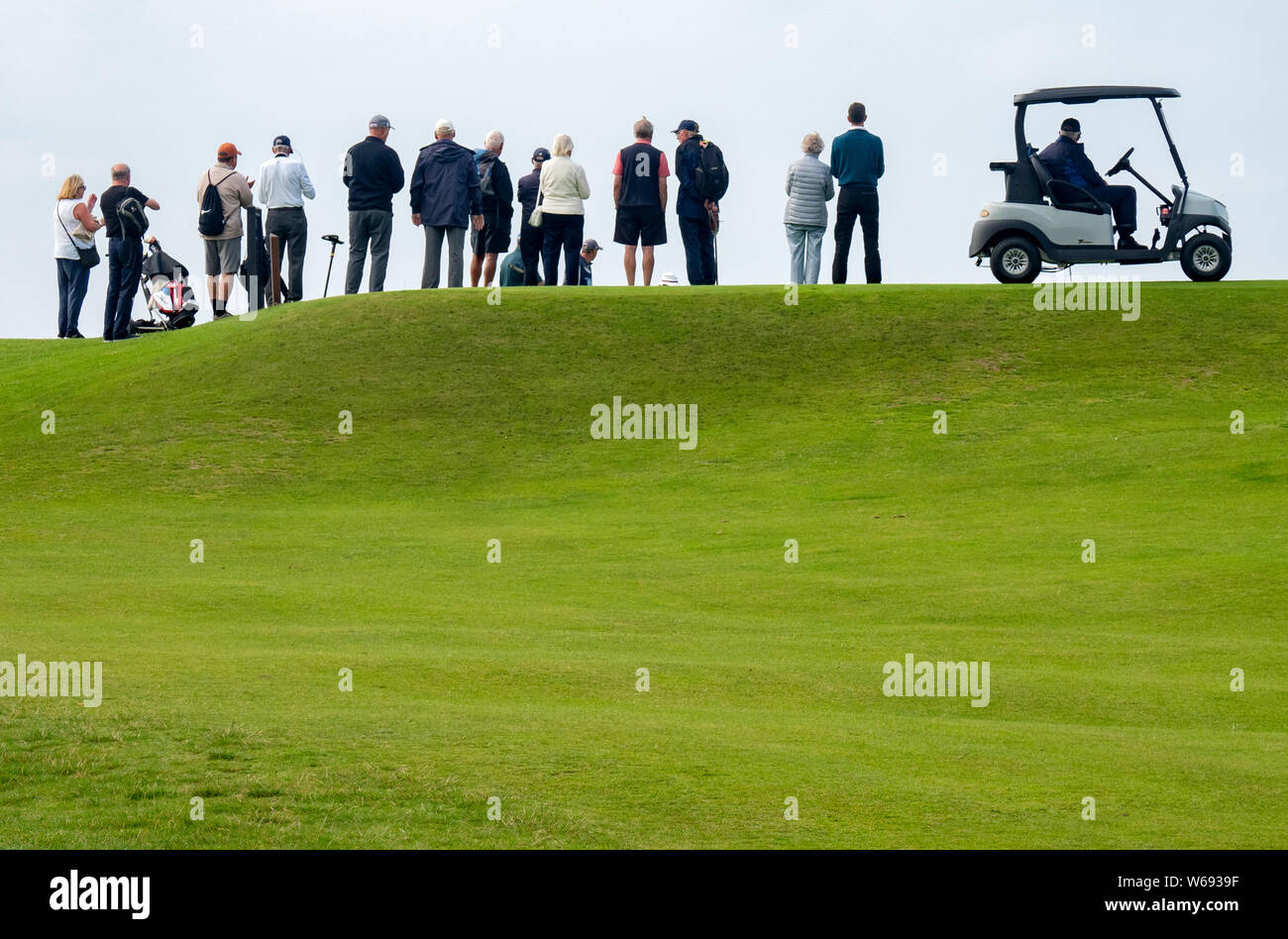 Gli spettatori a guardare un torneo di golf a North Berwick Golf Club, East Lothian, Scozia, Regno Unito. Foto Stock
