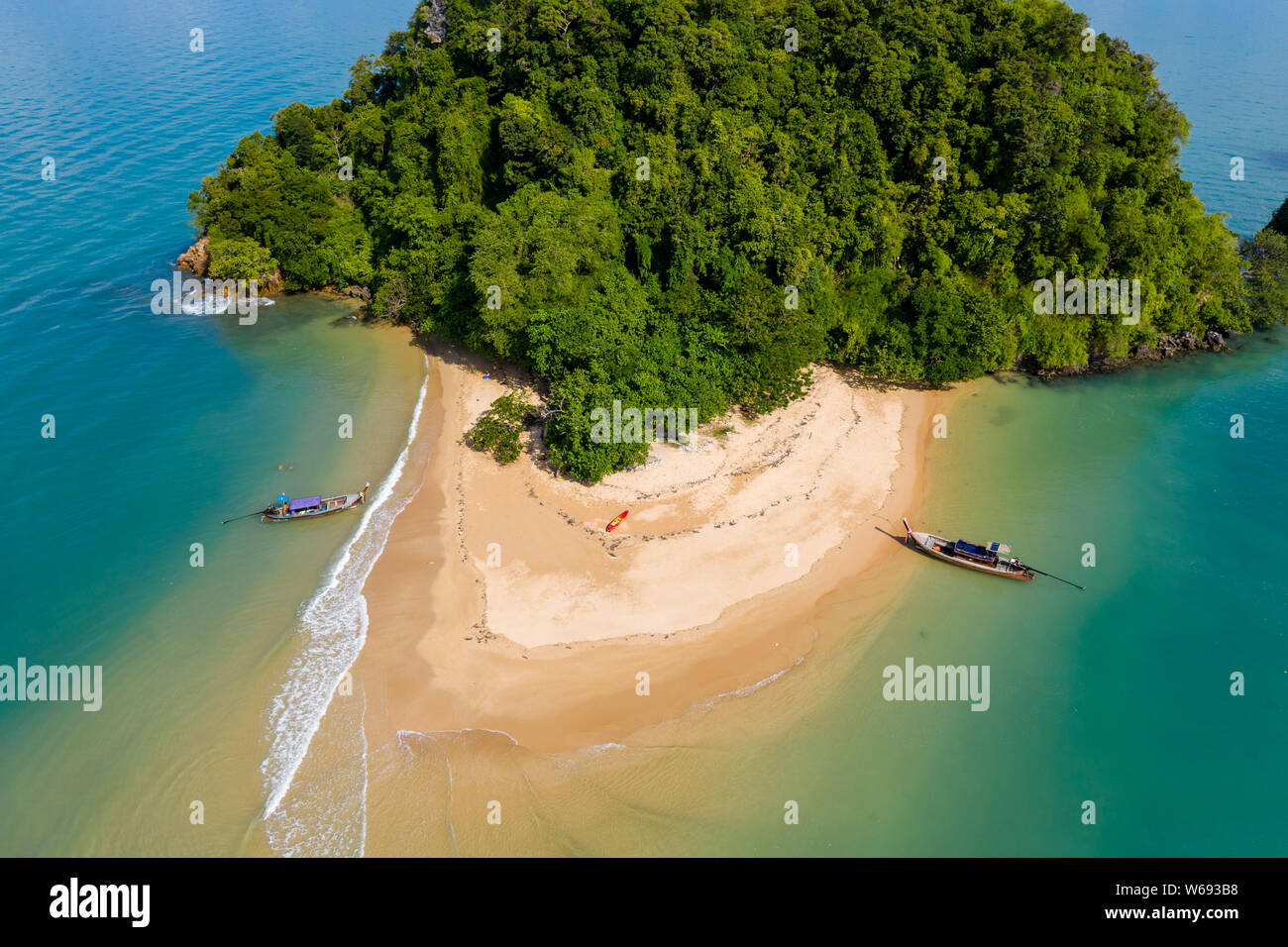 Top down vista aerea delle tradizionali barche longtail ormeggiato a una bella, tropicali piccola spiaggia sabbiosa Foto Stock