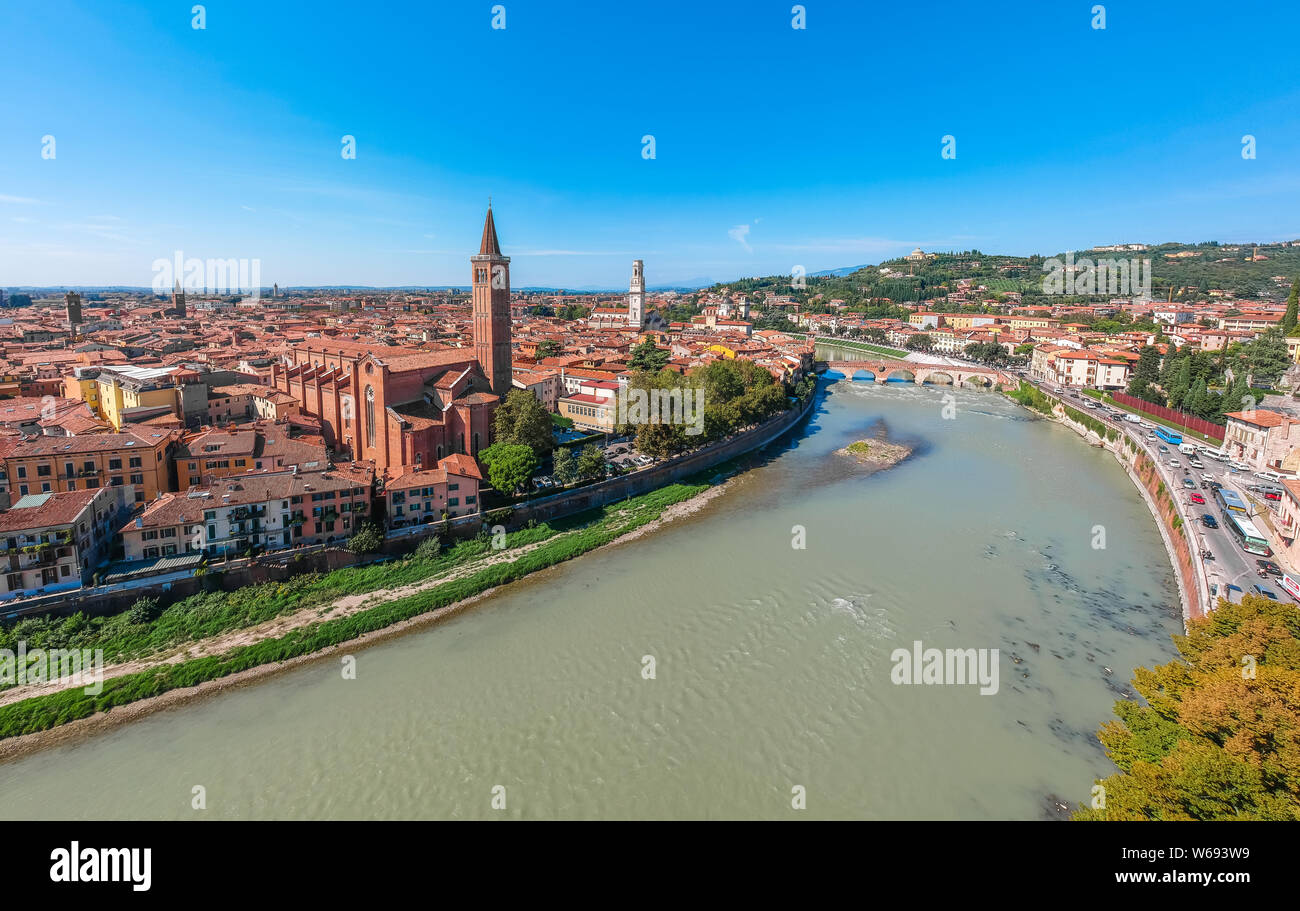 Paesaggio urbano panoramica vista aerea su Verona centro storico, il ponte e il fiume Adige. Famosa meta di viaggio in Italia. Città vecchia dove abitavano Romeo un Foto Stock