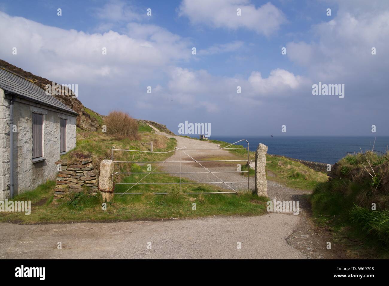 Porta di metallo con granito posti lungo la costa sud-ovest sul percorso di un giorno di primavera guardando verso il mare. Trevaunance Cove, Sant Agnese, North Cornwall, Regno Unito. Foto Stock