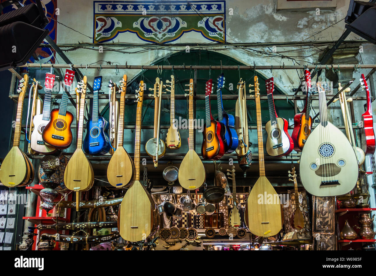 Colorati strumenti musicali in vendita a Istanbul Grand Bazaar, Turchia Foto Stock