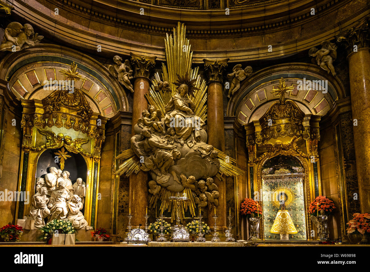 Il santuario con la statua in legno (sulla destra) della Virgen del Pilar all interno della Cattedrale di Nostra Signora del pilastro. Saragozza, Dicembre 2018 Foto Stock