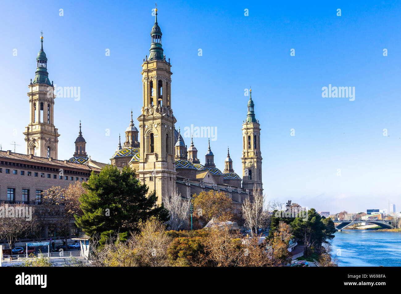 La magnifica Cattedrale della Madonna del Pilastro sul fiume Ebro, Saragozza, Aragona, Spagna Foto Stock