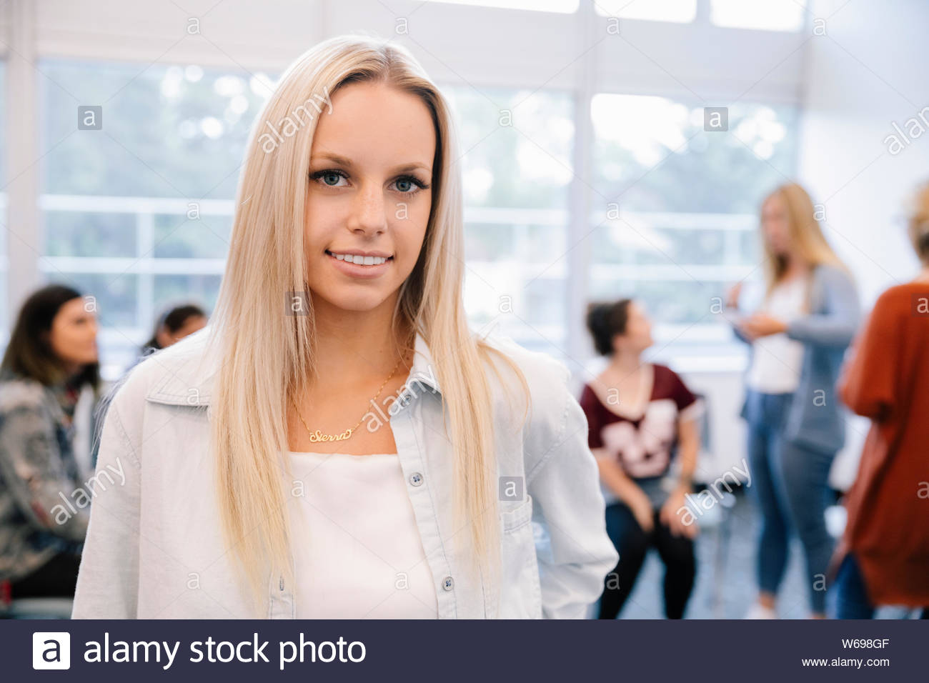 Ritratto di studente con capelli biondi sorridente Foto Stock