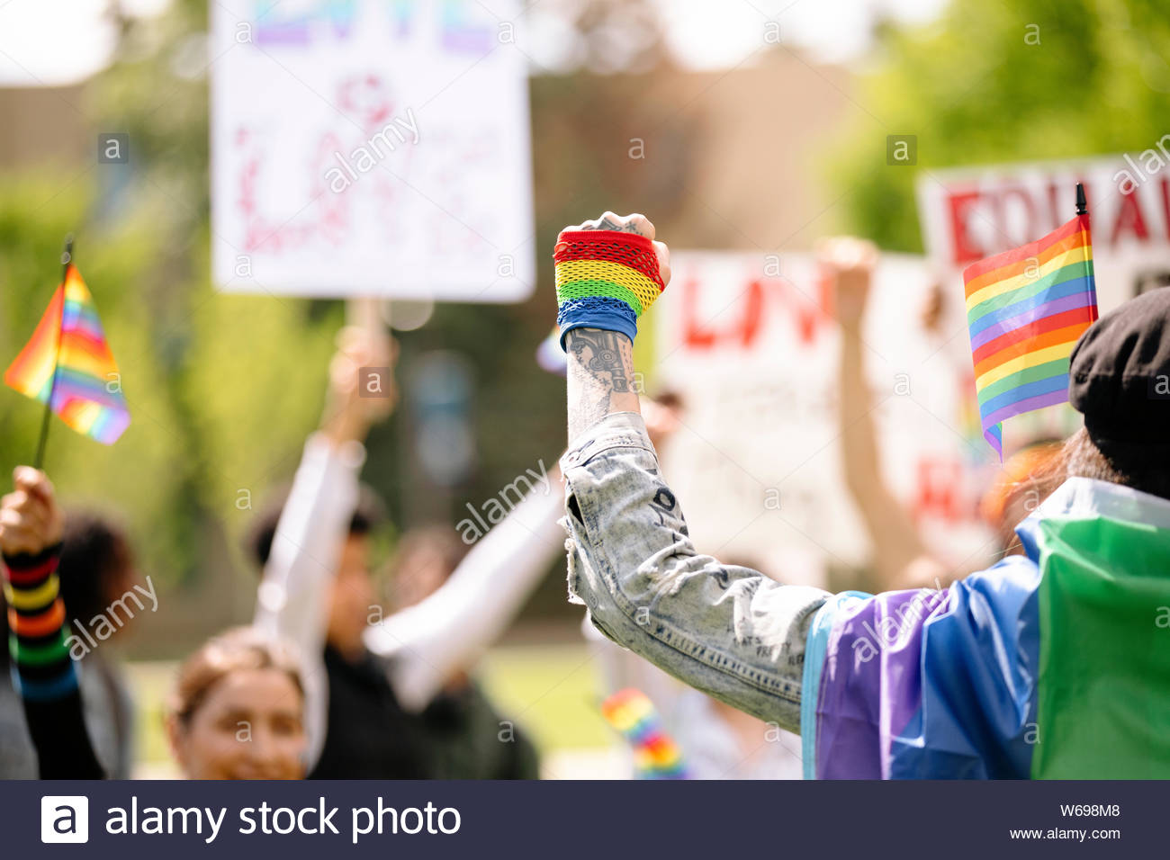 Proestor indossando bandiera arcobaleno guanto sul Gay Pride Parade Foto Stock