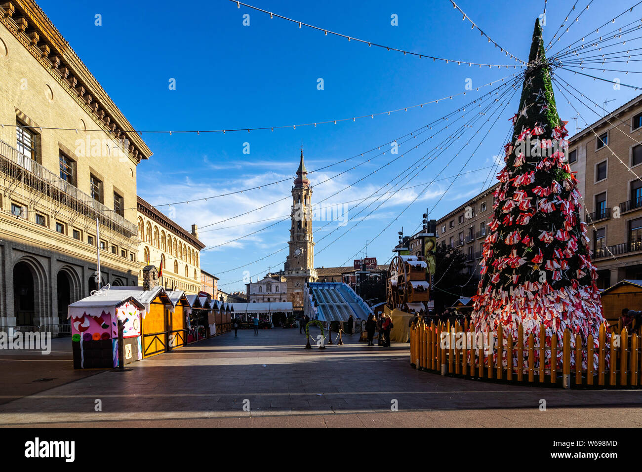 Albero di natale in Piazza Pilar (Plaza del Pilar) nel centro storico di Zaragoza. Saragozza, Aragona, Spagna, Dicembre 2018 Foto Stock