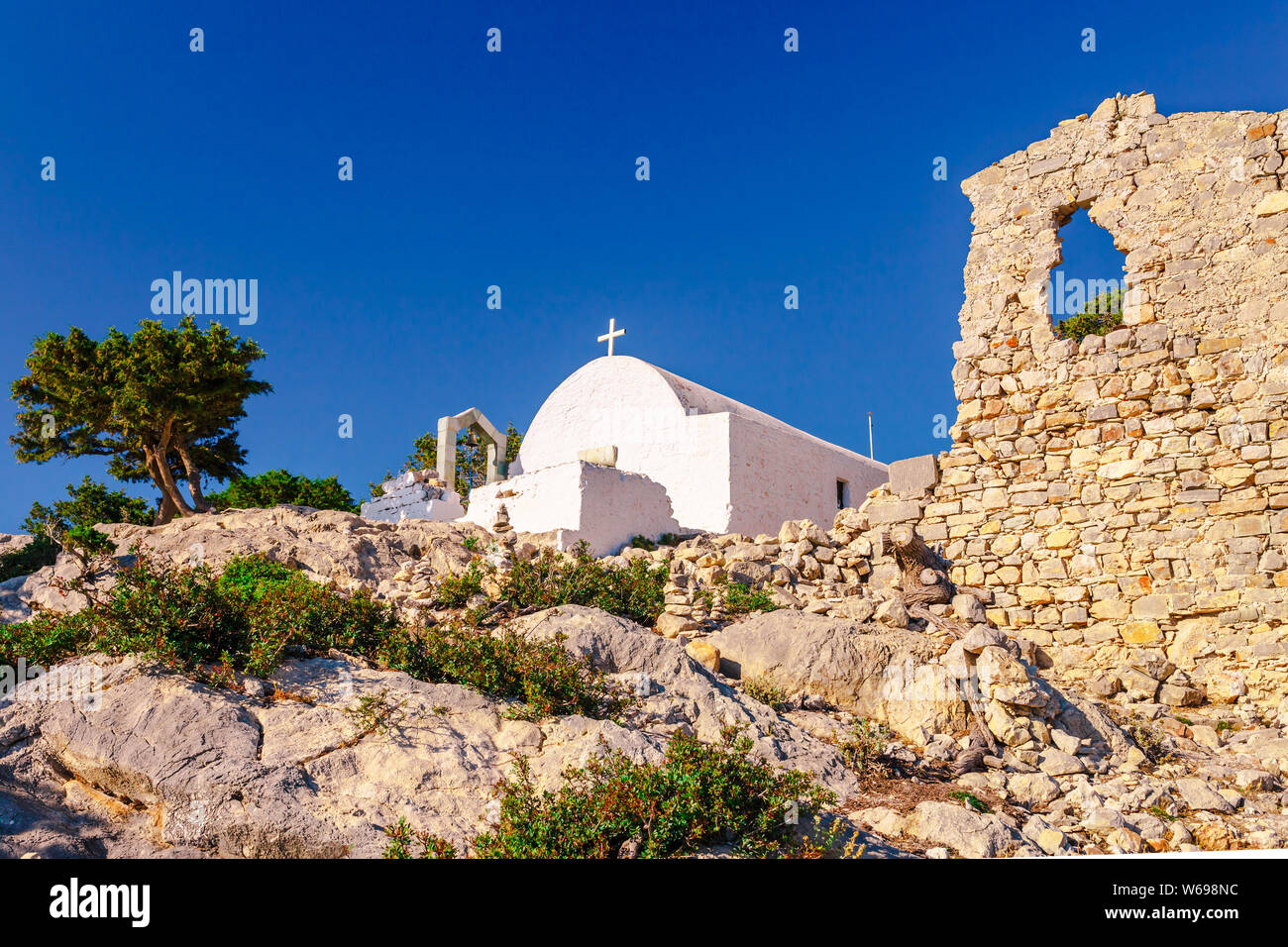 Skyview mare paesaggio fotografico dalle rovine del castello di Monolithos sull' isola di Rodi, Dodecanneso, Grecia. Panorama con montagne verdi e blu chiaro l'acqua. Foto Stock