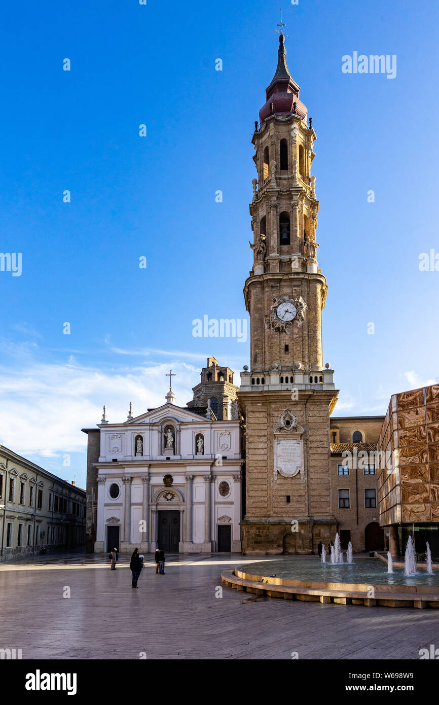 La Cattedrale di Seo (Cattedrale di San Salvador) in Plaza del Pilar, la piazza principale o Saragozza centro storico. Saragozza, Spagna, Dicembre 2018 Foto Stock